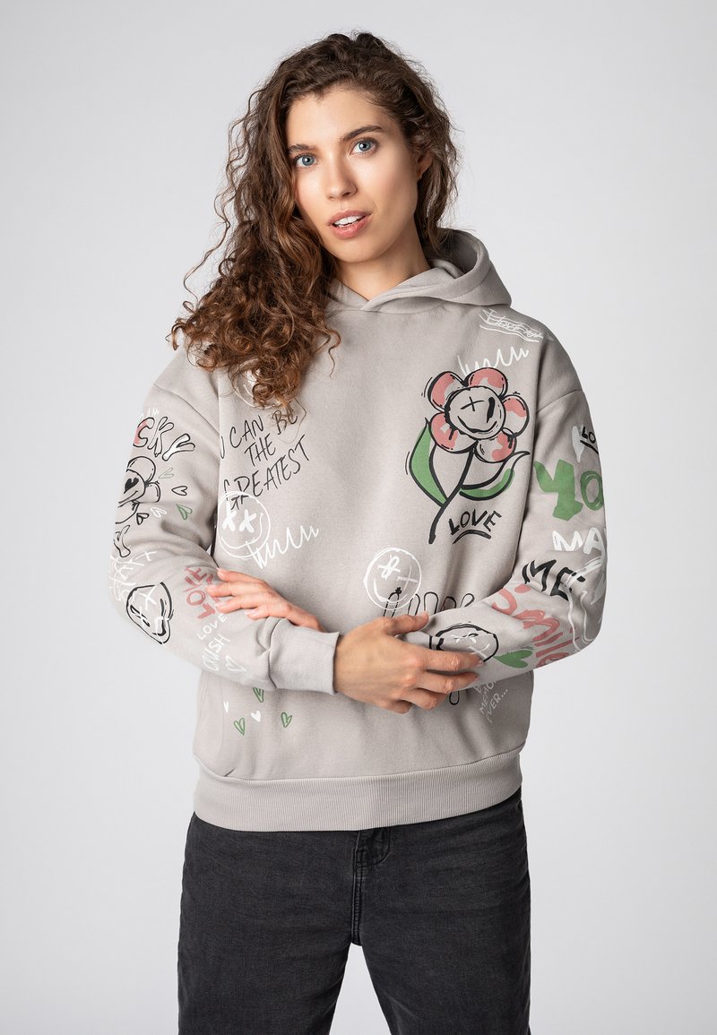 Grijze hoodie met diverse graphics, waaronder een bloem, tekst en abstracte ontwerpen. Zachte textuur met ribgebreide boorden en een zoom.