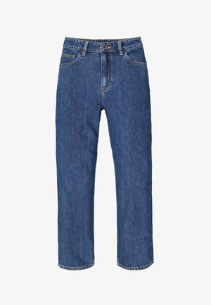 Blaue Jeans mit geradem Bein, Knopf- und Reißverschluss, vorderen und hinteren Taschen sowie standardmäßigen Gürtelschlaufen, auf weißem Hintergrund dargestellt.