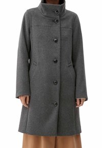 Grå uldblandet frakke med høj krave, fuld frontknaplukning, sidelommer og lange ærmer, der har en glat struktur og skræddersyet pasform.