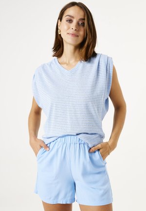 Helles blaues ärmelloses Oberteil mit horizontalen Streifen, V-Ausschnitt, kombiniert mit passenden hellblauen Shorts mit elastischem Bund und Taschen.