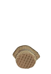 Cappello a secchiello beige con un motivo a monogramma marrone ripetuto e piping marrone scuro lungo il bordo su sfondo bianco.