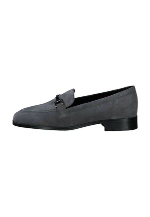 Mocassini grigi in suede con una silhouette slim, caratterizzati da una fibbia metallica decorativa e un tacco basso in gomma nera. La semplice cucitura mette in risalto il design.