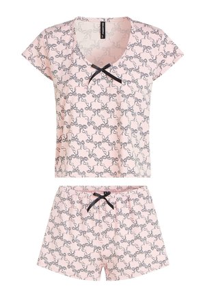 Lichtroze korte mouwen pyjamaset met zwart strikjespatroon en zwarte strikjes van lint op de V-hals top en short met elastische taille.