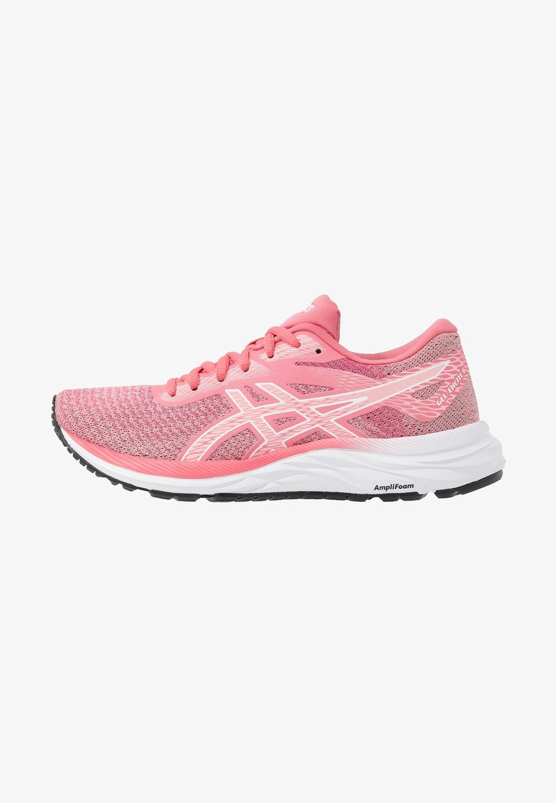 Chaussure de course rose avec semelle blanche et accents rose clair, dessus en mesh et semelle extérieure noire, vue de côté extérieur.