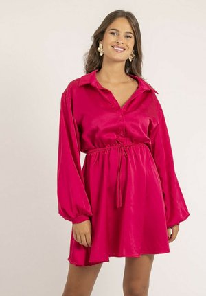 Robe chemise fuchsia avec un col, des manches ballons longues, une taille à cordon et un ourlet évasé, fabriquée en satin lisse.