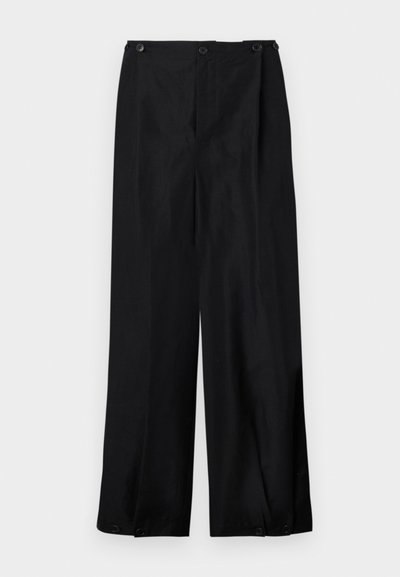 Black wide-leg trousers made of a smooth fabric, featuring a high waist, front pleats, and two button closures at the hem.