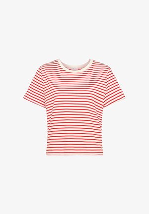 Witte T-shirt met korte mouwen, met gelijkmatig verdeelde horizontale rode strepen en een ronde hals, afgebeeld op een effen witte achtergrond.