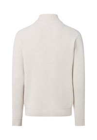 Jasno beżowy sweter dziany, z wysokim kołnierzem, prążkowaną fakturą, długimi rękawami i luźnym krojem.