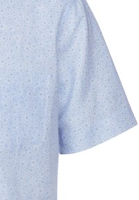 Camicia corta azzurra a maniche corte con un motivo floreale di piccole forme geometriche. Materiale in cotone, texture liscia e vestibilità comoda.