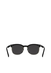 Okulary przeciwsłoneczne z czarną oprawką i szarymi przyciemnianymi soczewkami. Charakteryzują się gładkim, błyszczącym wykończeniem oraz metalicznymi akcentami na oprawce. Klasyczny, kwadratowy kształt.
