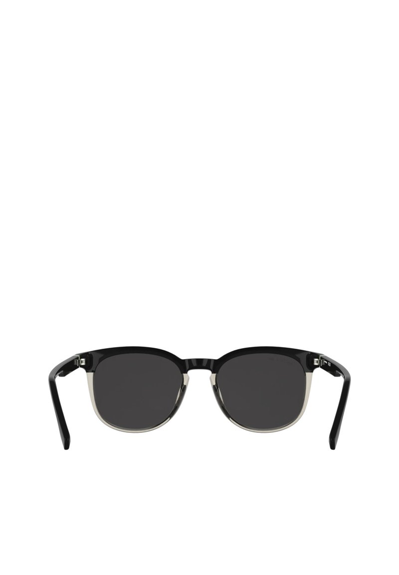 Occhiali da sole con montatura nera e lenti grigie sfumate. Presentano una finitura liscia e lucida e dettagli metallici sulla montatura. Forma classica quadrata.