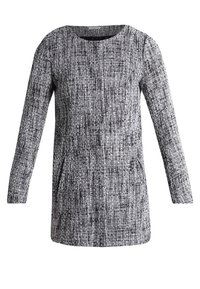 Abito testurizzato in bianco e nero con scollatura rotonda, maniche lunghe e tasche laterali, caratterizzato da un motivo di linee orizzontali e verticali.