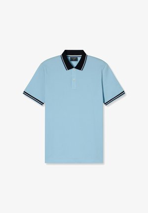 Lichtblauwe polo met een zwarte kraag met witte strepen, een twee-knopen sluiting en korte mouwen met bijpassende manchetaccenten.