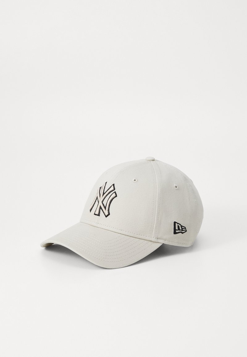 Gorra de béisbol gris con un logo bordado en negro de los New York Yankees en la parte frontal y un pequeño logo en negro de New Era en el costado. Material de algodón.