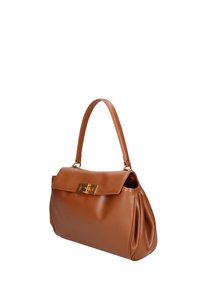 Bruine lederen handtas met een gestructureerde vorm, enkele bovenhandle en een gouden sluiting; voorzien van geplooide zijden.