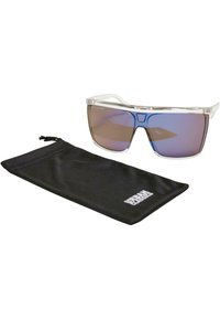 Lunettes de soleil avec une monture transparente, des verres teintés en bleu et une pochette de protection noire. Présente un marquage minimal sur la pochette.