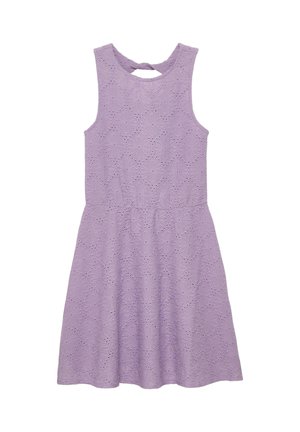 Mouwloze lila jurk met bloemen opengewerkt kantpatroon, getailleerde taille en een klein gedraaid keyhole-detail aan de achterkant van de halslijn.