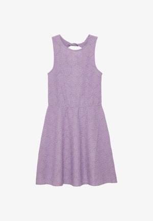 Mouwloze lila jurk met bloemen opengewerkt kantpatroon, getailleerde taille en een klein gedraaid keyhole-detail aan de achterkant van de halslijn.