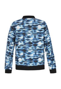 Blå og sort mønstret bomberjakke med en glat tekstur, ribbet sort krave og ærmer, der har abstrakte bølgelignende designs.