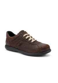 Chaussure en suède marron avec des lacets beiges contrastants, bout arrondi et semelle en caoutchouc noir. Présente des accents latéraux subtils et une texture lisse.