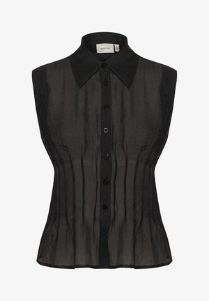 Blusa sin mangas negra con un collar clásico, que presenta una textura translúcida, pliegues verticales y un cierre frontal de botones en negro.