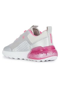 Szare i różowe buty sportowe z siateczkową cholewką, teksturowanymi detalami, zaokrąglonym noskiem, pętlą do zakupu oraz przezroczystą różową poduszką powietrzną w podeszwie.