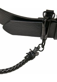 Ceinture en cuir noir avec une lanière tressée. Elle présente un élément décoratif en forme de crâne à l'extrémité, ajoutant un détail complexe.
