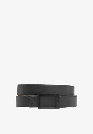 Ceinture en cuir noir avec boucle rectangulaire mate noire présentant un logo gravé subtil, montrée enroulée sur fond blanc.