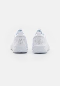 Vita sneakers med en meshupp, texturerade detaljer, bakre öglor och perforerade accenter på sidorna. Platta gummisulor för grepp.