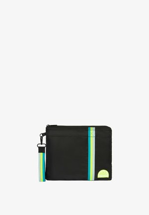 Bustina nera con zip e cinturino da polso, caratterizzata da strisce verticali blu, verdi e grigie e un piccolo logo rotondo giallo neon nell'angolo.