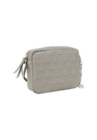 Grå prægede læder crossbody taske med lynlåslukning, sidehængende stropper og et subtilt mønster af sammenflettede former.
