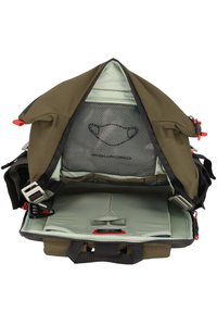 Zaino verde oliva con un design bicolore; presenta una tasca in rete, scomparti imbottiti, spallacci regolabili e dettagli rossi. Vista dall'alto aperto.