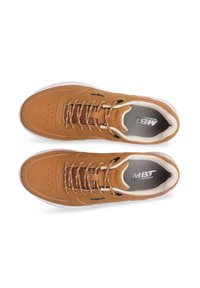 Scarpe da atletica in pelle marrone con accenti in rete grigia e suole bianche. Comprendono lacci piatti e dettagli perforati nella zona della punta.