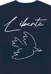 Jūras spēku t-krekls ar baltu kursīvu tekstu "Liberté" un vienkāršu putna siluetu, kas tur zaru, uzsverot tīras līnijas un minimālu dizainu.