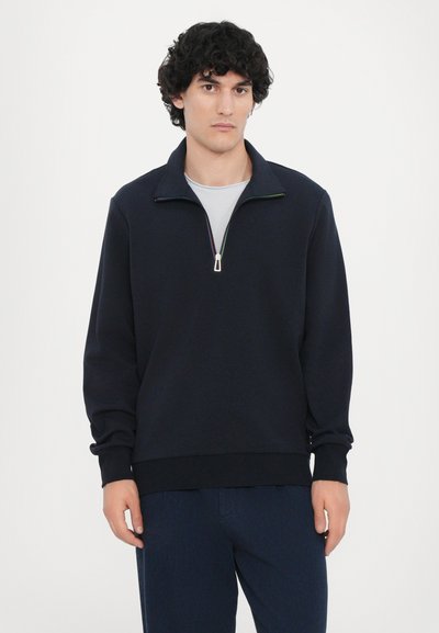 Sudadera azul marino de cremallera en un tejido suave, con un cuello alto, puños acanalados y una cremallera en contraste con detalles de color.