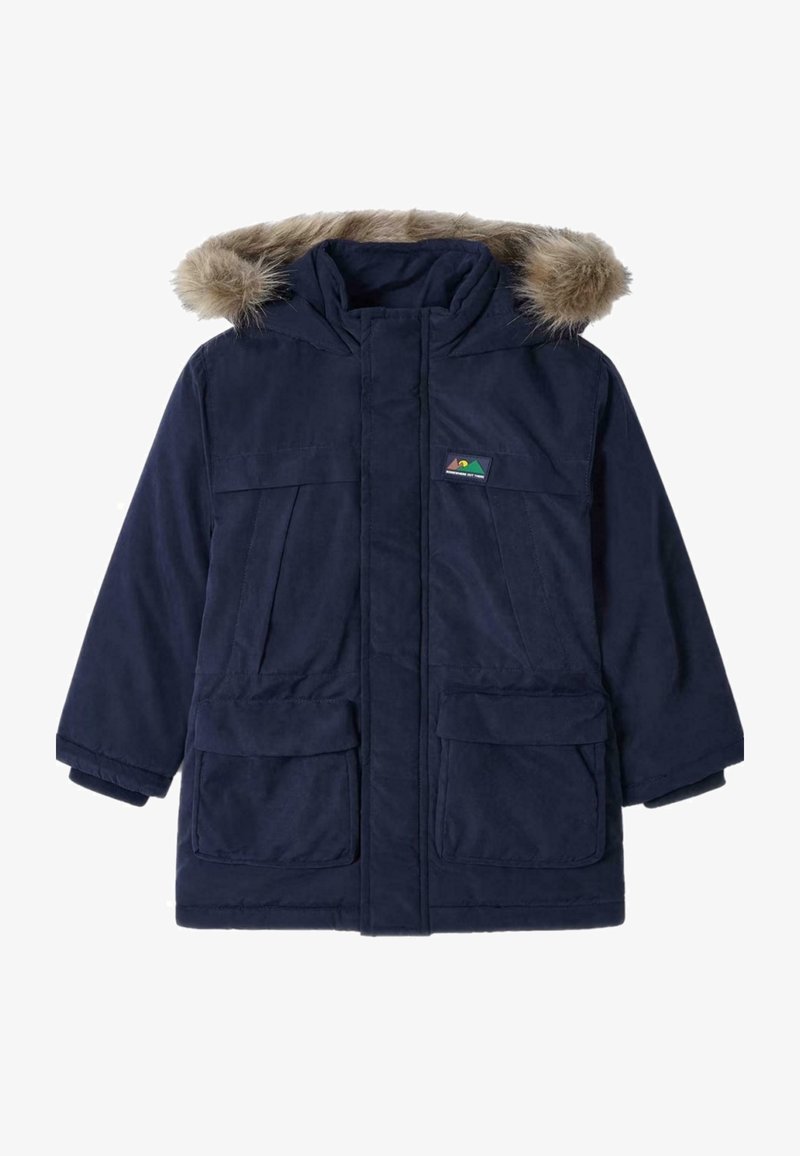 Parka d'hiver bleu marine avec capuche doublée de fourrure, fermeture éclair à l'avant, poches à rabat et petit logo coloré sur la poitrine.