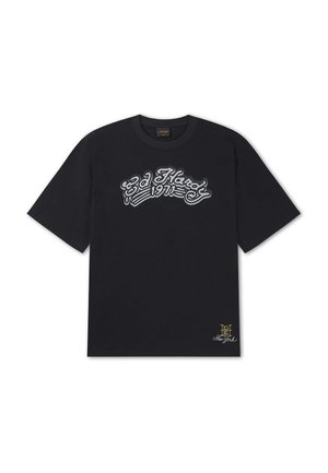 Sort kortærmet T-shirt med "Ed Hardy 1971" logo i hvid og grå på brystet og lille gul og hvid "New York" tekst nær kanten.