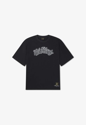 Sort kortærmet T-shirt med "Ed Hardy 1971" logo i hvid og grå på brystet og lille gul og hvid "New York" tekst nær kanten.