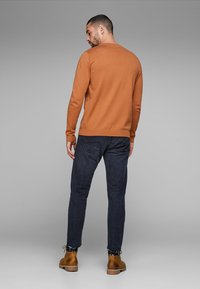 Jack & Jones JJEBASIC CREW NECK NOOS - Strickpullover - ochre