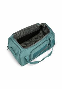 Bolsa de deporte en color verde azulado con cierre zip, asas reforzadas, compartimento interno y un exterior suave y duradero. El revestimiento interior es de color gris.