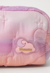 Átmenetes rózsaszín és lila szövetből készült steppelt táska fényes felhő alakú logóval és varrott díszítésekkel. Puha tapintású, lekerekített formájú.