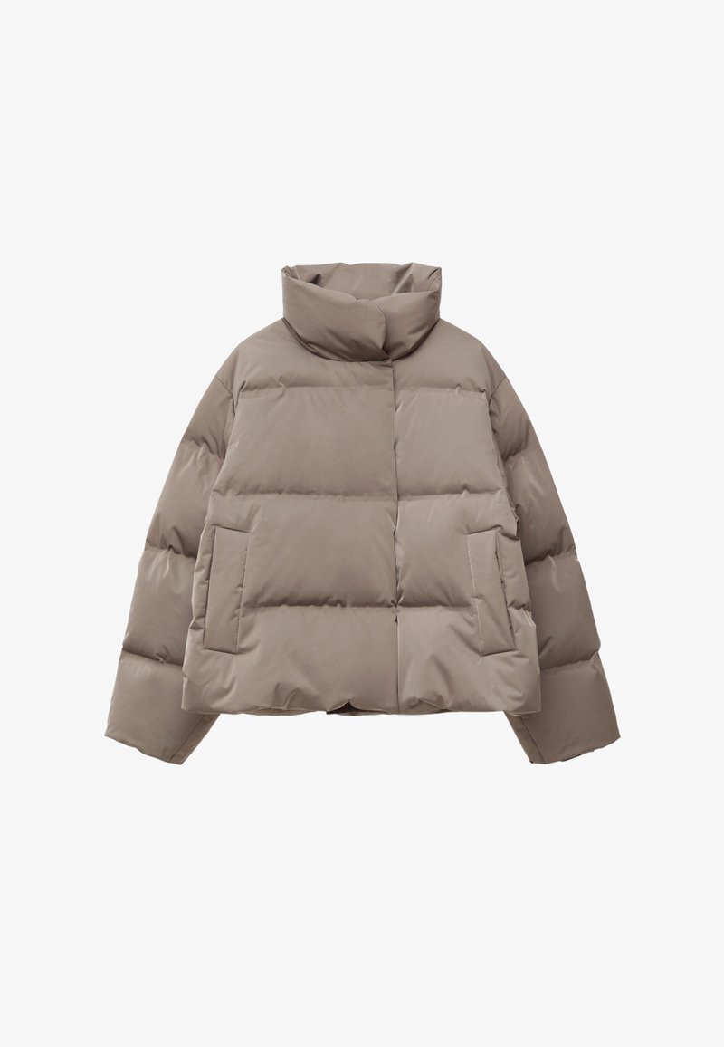 Doudoune de couleur taupe clair, avec un col montant, une coupe carrée et deux poches avant, dotée d'une texture lisse et brillante.