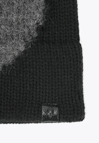 Scarf in maglia nera spessa con un morbido patch grigio testurizzato e un'etichetta in pelle nera con un design impresso a un'estremità.