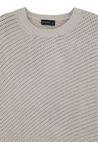 Maglione a maglia beige chiaro con un motivo a trama aperta e testurizzata, scollo rotondo e bordi a costine. Etichetta con la scritta "CALLIOPE," taglia L.