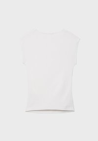 Bela prilegajoča majica s kratkimi rokavi, širokim okroglim izrezom in rahlo ukrivljenim spodnjim robom na enostavni svetli podlagi.