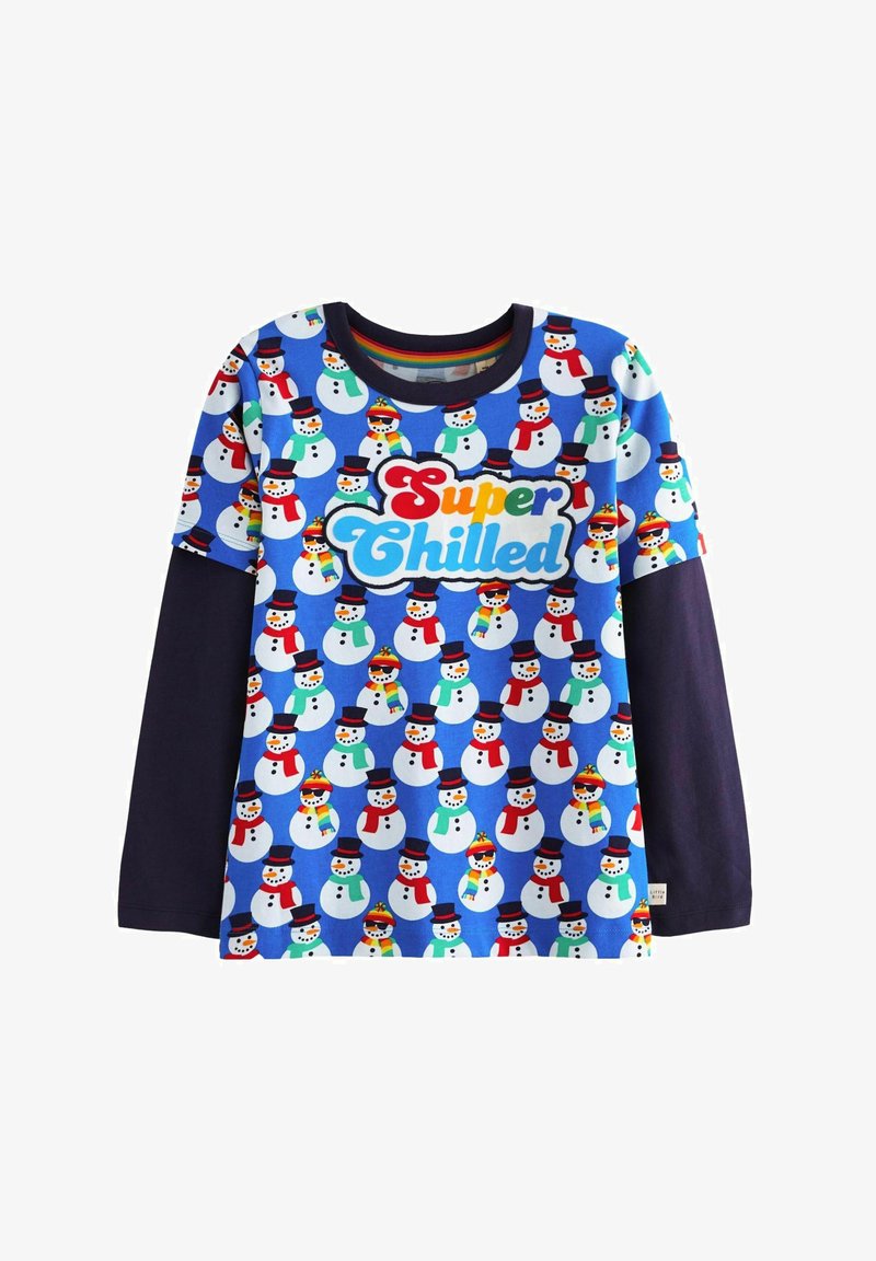 Camicia a maniche lunghe blu con un motivo ripetuto di pupazzi di neve che indossano sciarpe e cappelli colorati. Testo "Super Chilled" in caratteri audaci e multicolori.