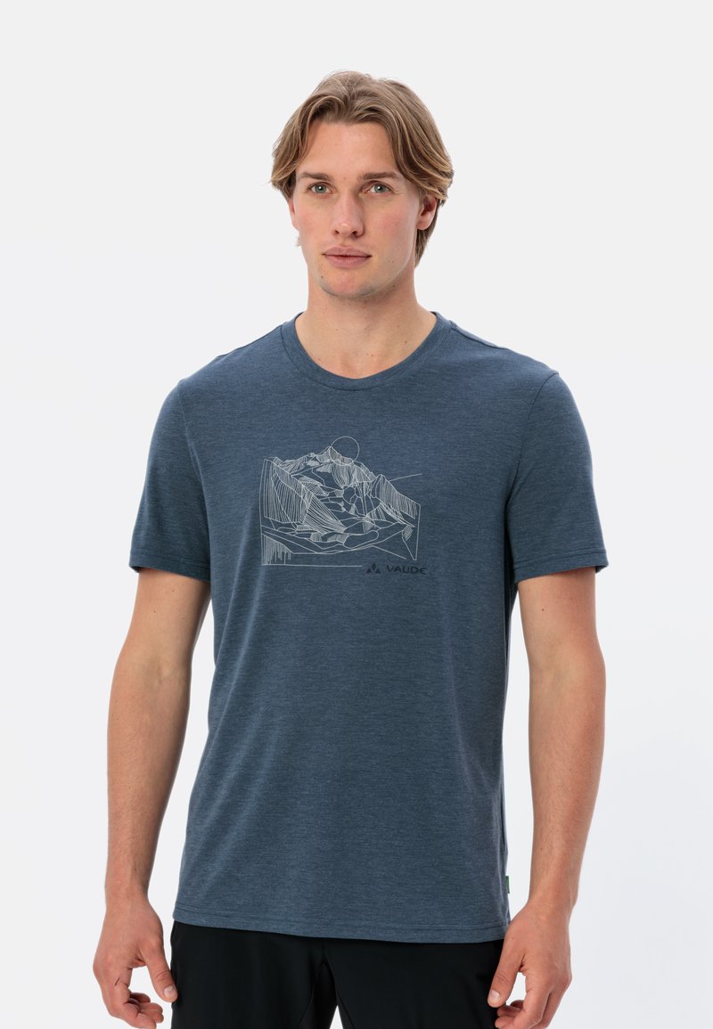T-shirt in cotone blu navy con colletto a giro, con una grafica di un paesaggio montano bianco e il logo vicino all'orlo. Maniche corte, vestibilità rilassata.