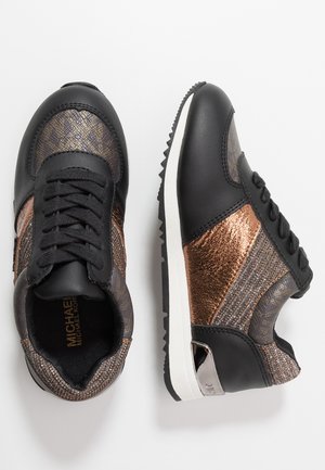 Zwarte en bronzen metallic sneakers met patroonstof, zwarte veters, witte tussenzolen en geribbelde zwarte buitenzolen, gezien van boven en van de zijkant.