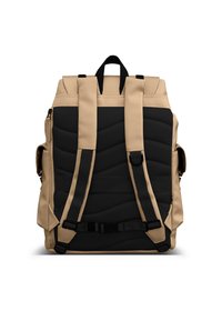 Svart og beige ryggsekk med polstrede stropper, teksturerte svart paneler og et håndtak på toppen. Har en sidelomme og justerbare spenner.