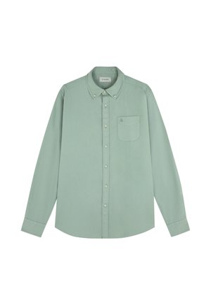 Camisa de manga larga color verde claro con botones, cuello con botones y bolsillo en el pecho, extendida sobre un fondo blanco.